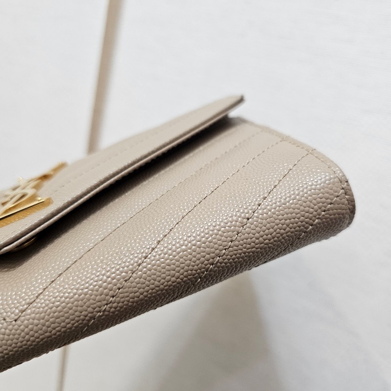 [新年福利甜價品項🧧] YSL奶茶色荔枝皮金釦信封長夾-4