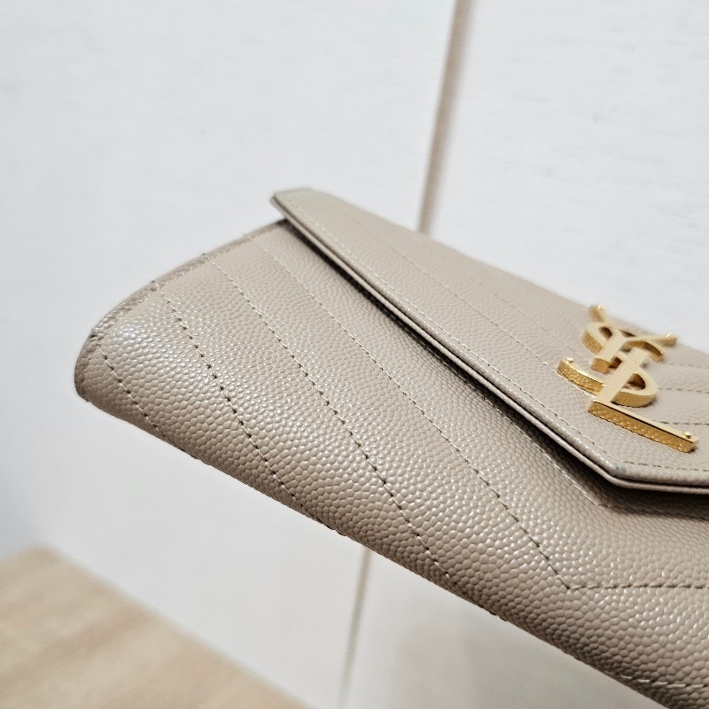 [新年福利甜價品項🧧] YSL奶茶色荔枝皮金釦信封長夾-5