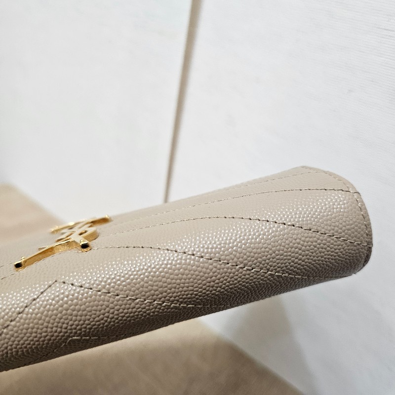 [新年福利甜價品項🧧] YSL奶茶色荔枝皮金釦信封長夾-7