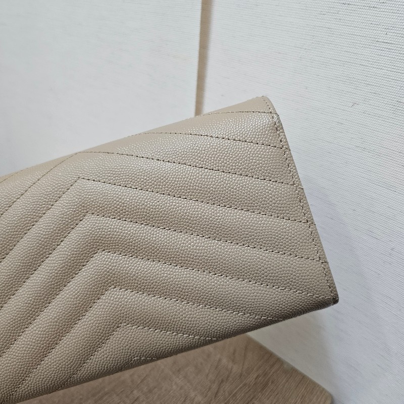 [新年福利甜價品項🧧] YSL奶茶色荔枝皮金釦信封長夾-8