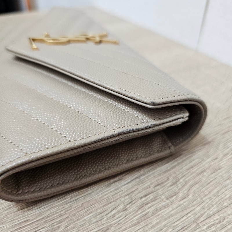 [新年福利甜價品項🧧] YSL奶茶色荔枝皮金釦信封長夾-10