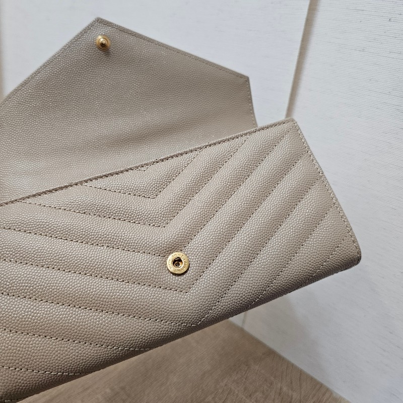 [新年福利甜價品項🧧] YSL奶茶色荔枝皮金釦信封長夾-11