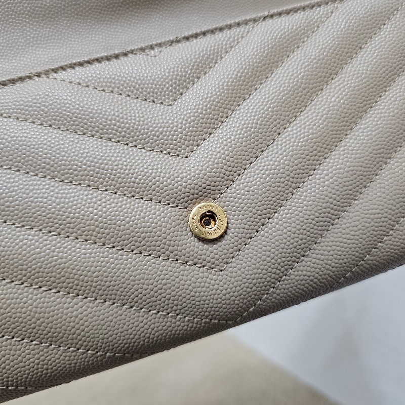 [新年福利甜價品項🧧] YSL奶茶色荔枝皮金釦信封長夾-12