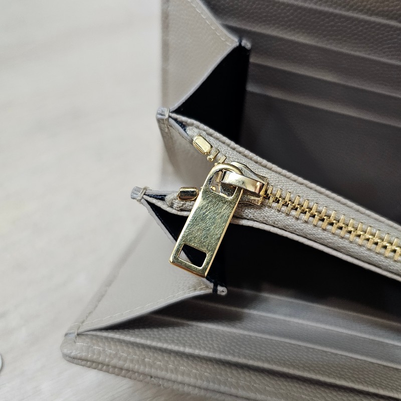 [新年福利甜價品項🧧] YSL奶茶色荔枝皮金釦信封長夾-16