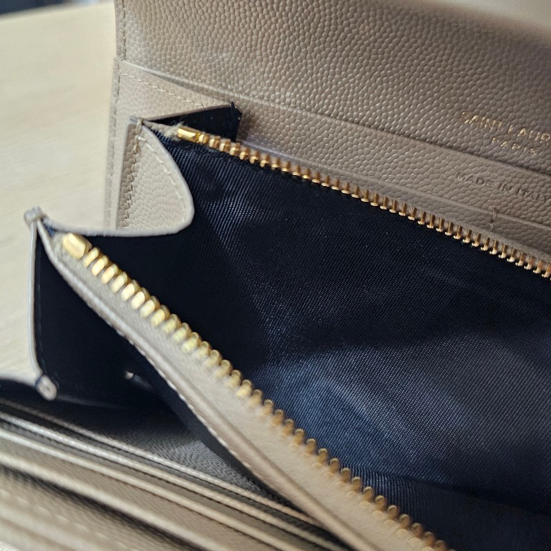 [新年福利甜價品項🧧] YSL奶茶色荔枝皮金釦信封長夾-17