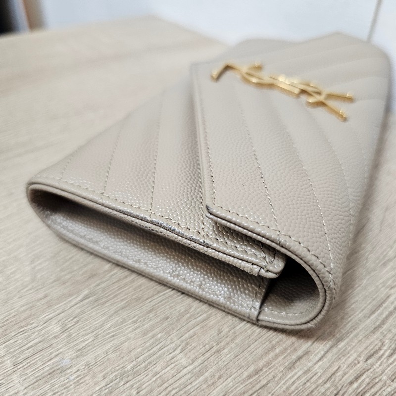 [新年福利甜價品項🧧] YSL奶茶色荔枝皮金釦信封長夾-20