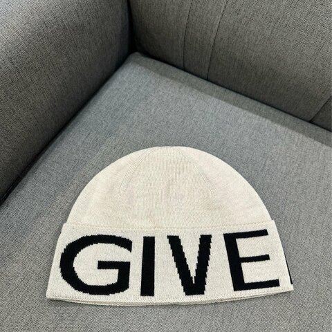 💎Han's house精品服飾💎GIVENCHY 紀梵希 毛帽  原價13600