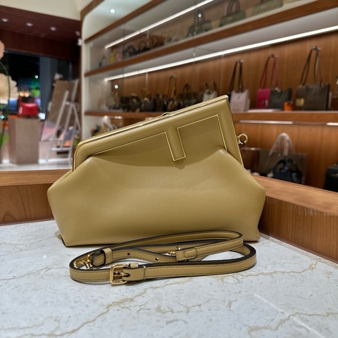 FENDI First 手拿單肩鏈條包 小號