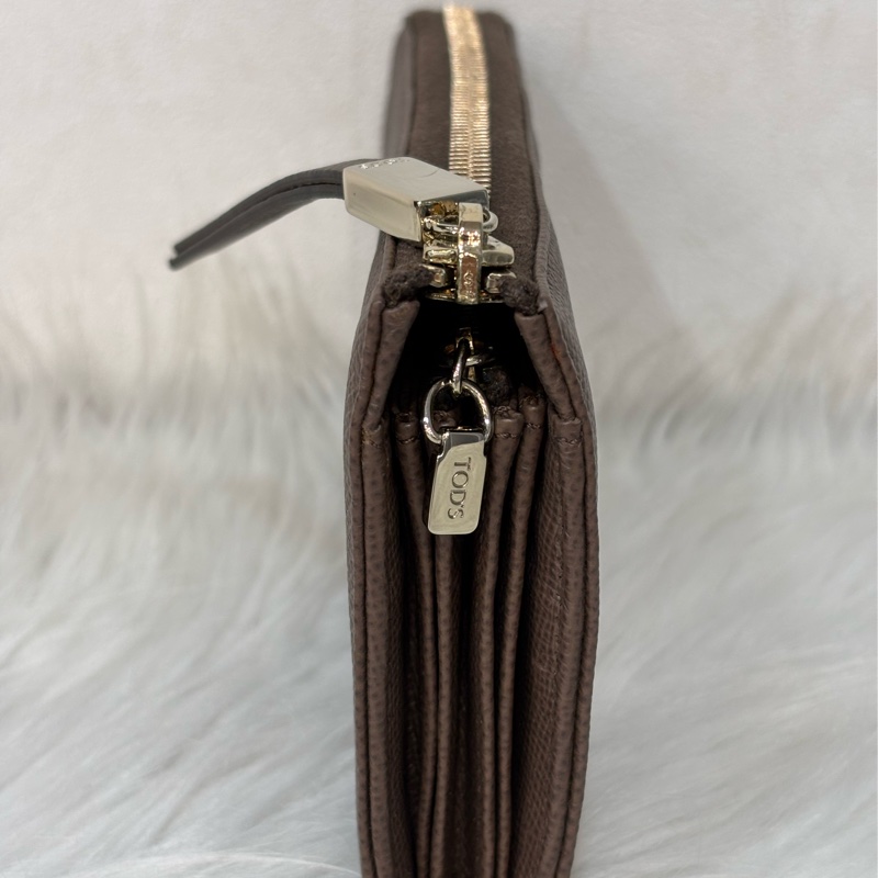 Tods 摩卡色 灰色 EPSOM 牛皮 金牌 拉鍊 長夾 皮夾 錢包 發財包-1