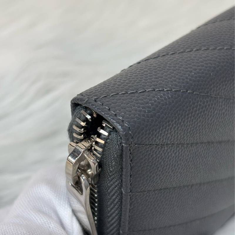 YSL 358094 LOGO 大象灰荔枝皮 銀釦 發財包拉鍊夾信用卡零錢包長夾皮夾發財包-9