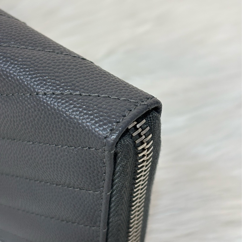 YSL 358094 LOGO 大象灰荔枝皮 銀釦 發財包拉鍊夾信用卡零錢包長夾皮夾發財包-10