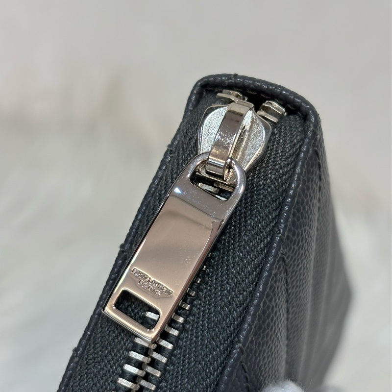 YSL 358094 LOGO 大象灰荔枝皮 銀釦 發財包拉鍊夾信用卡零錢包長夾皮夾發財包-17