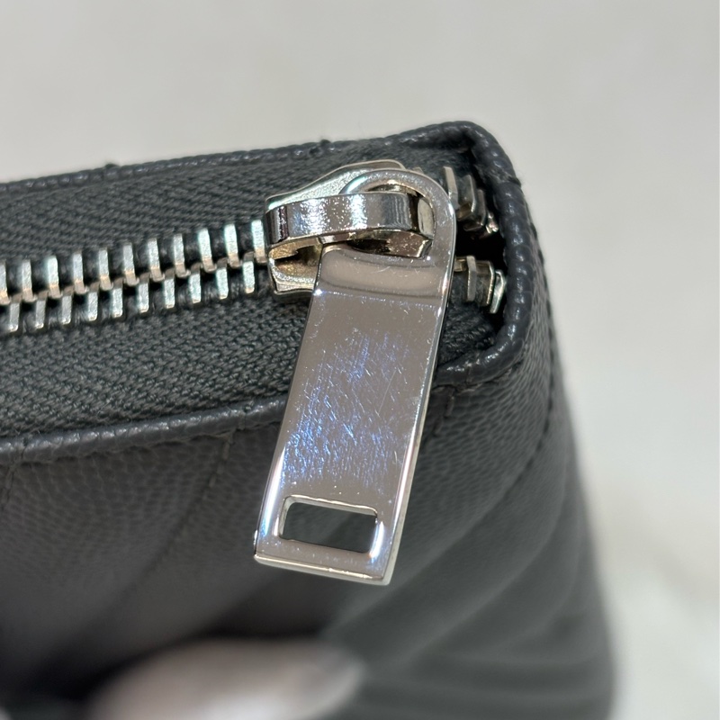 YSL 358094 LOGO 大象灰荔枝皮 銀釦 發財包拉鍊夾信用卡零錢包長夾皮夾發財包-19