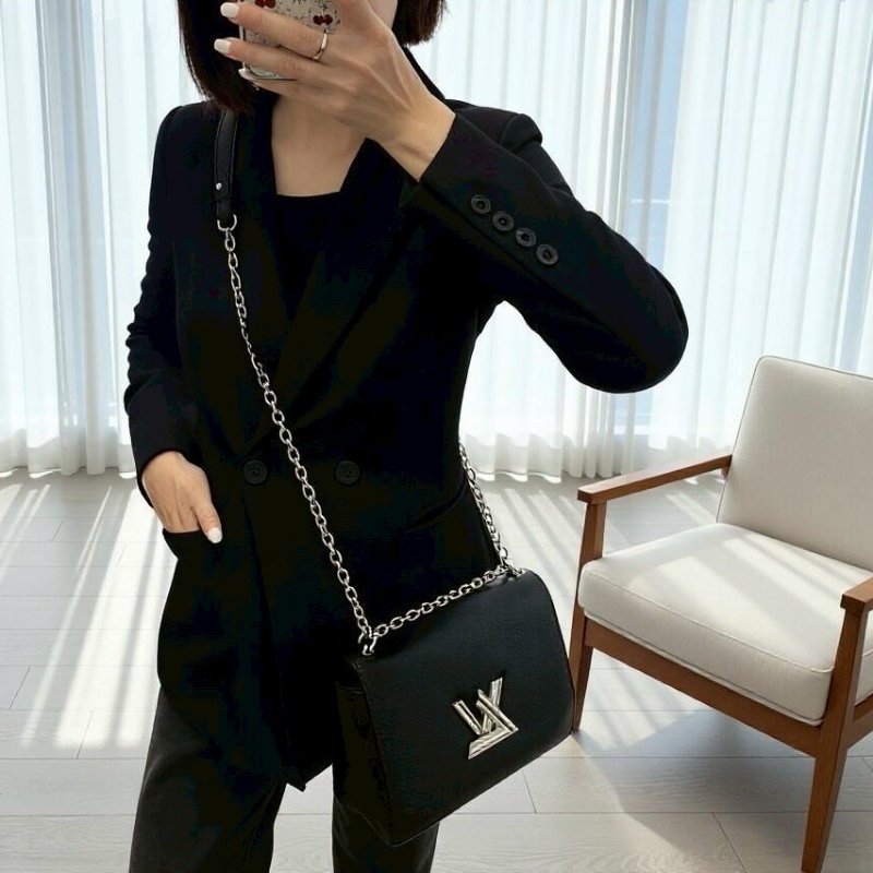 LV黑色EPI銀釦TWIST MM肩側背包M21113-0