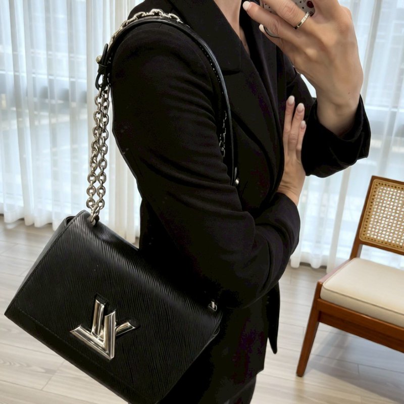 LV黑色EPI銀釦TWIST MM肩側背包M21113-1