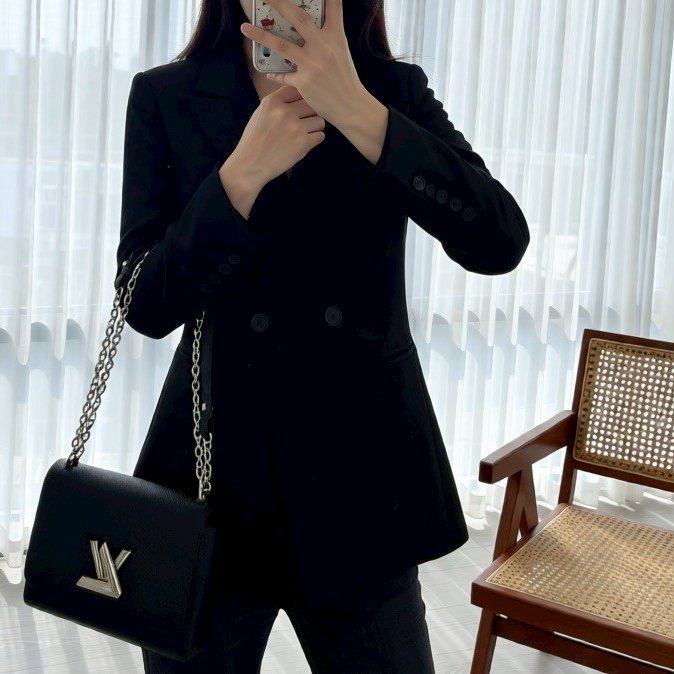 LV黑色EPI銀釦TWIST MM肩側背包M21113-2