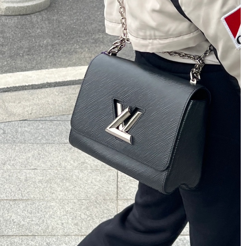 LV黑色EPI銀釦TWIST MM肩側背包M21113-3