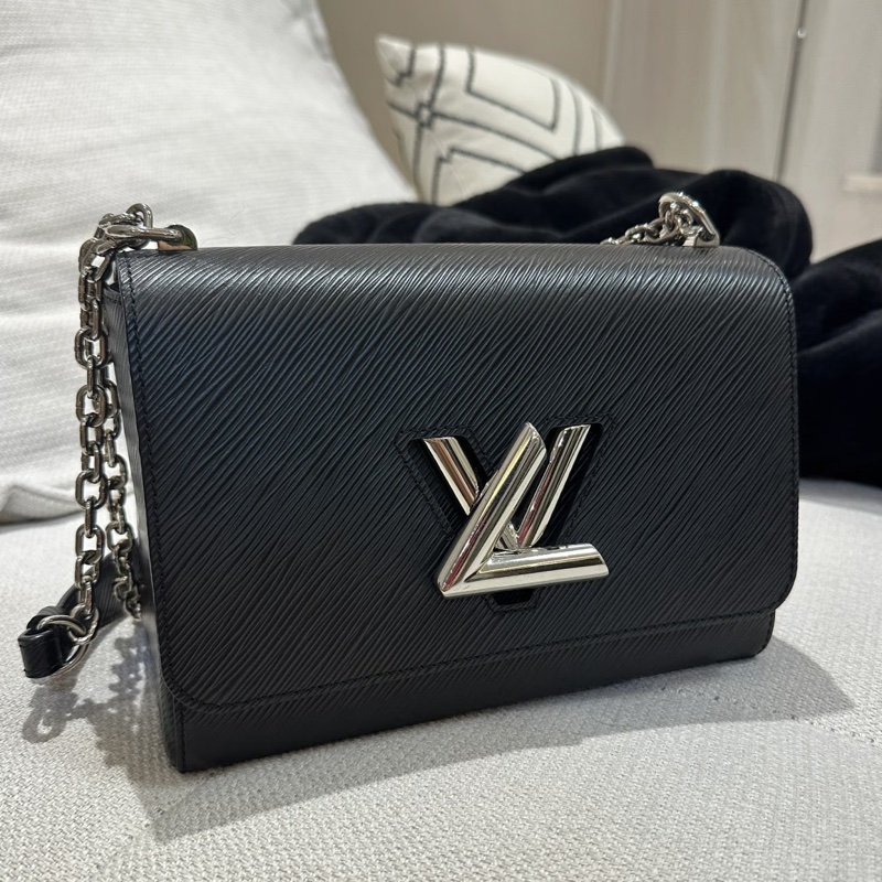 LV黑色EPI銀釦TWIST MM肩側背包M21113-4