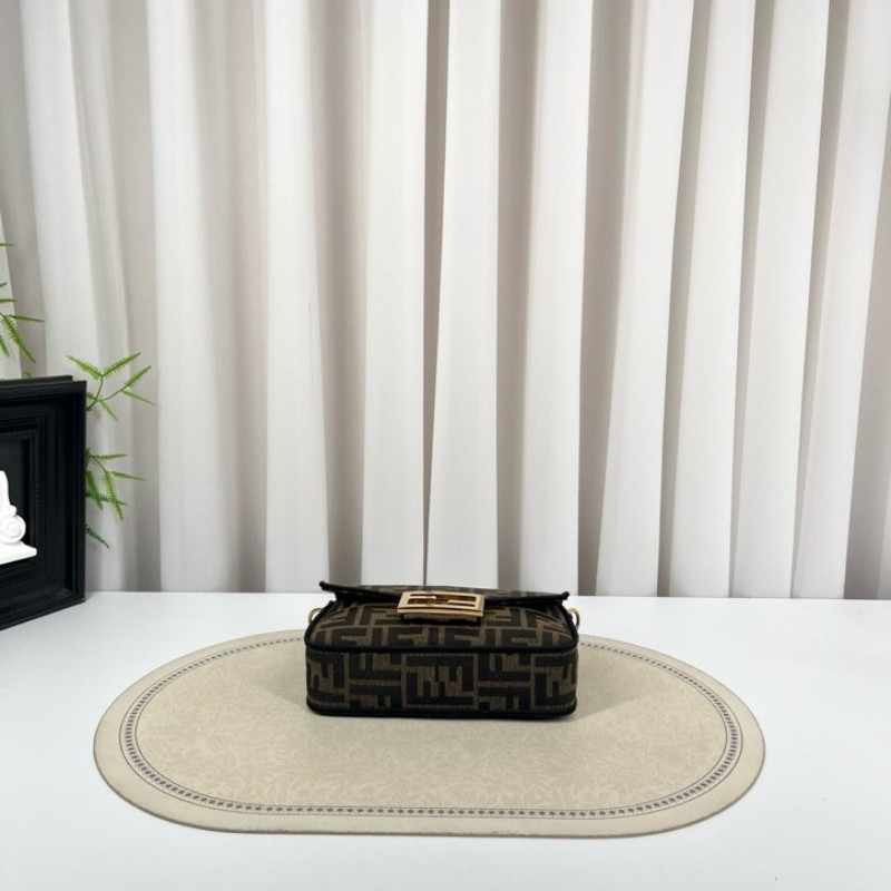 gyj hz zzz FENDI芬迪 Baguette老花迷你法棍鏈條包 高級有質感 日常搭配絕對不會出錯-4