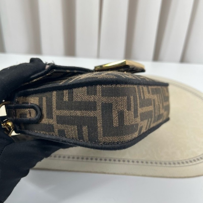 gyj hz zzz FENDI芬迪 Baguette老花迷你法棍鏈條包 高級有質感 日常搭配絕對不會出錯-9