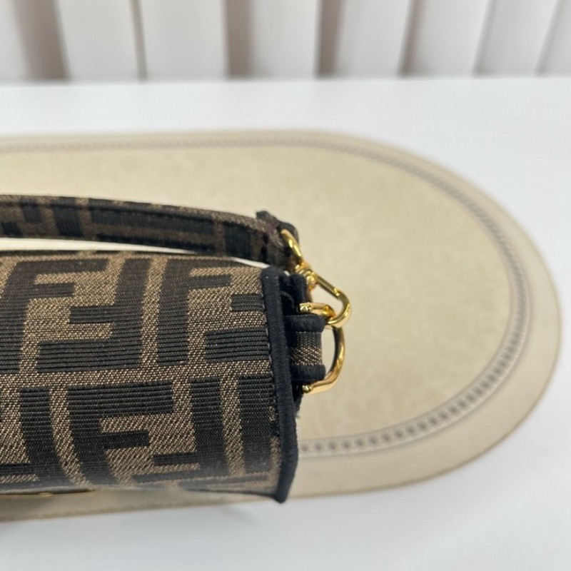 gyj hz zzz FENDI芬迪 Baguette老花迷你法棍鏈條包 高級有質感 日常搭配絕對不會出錯-12