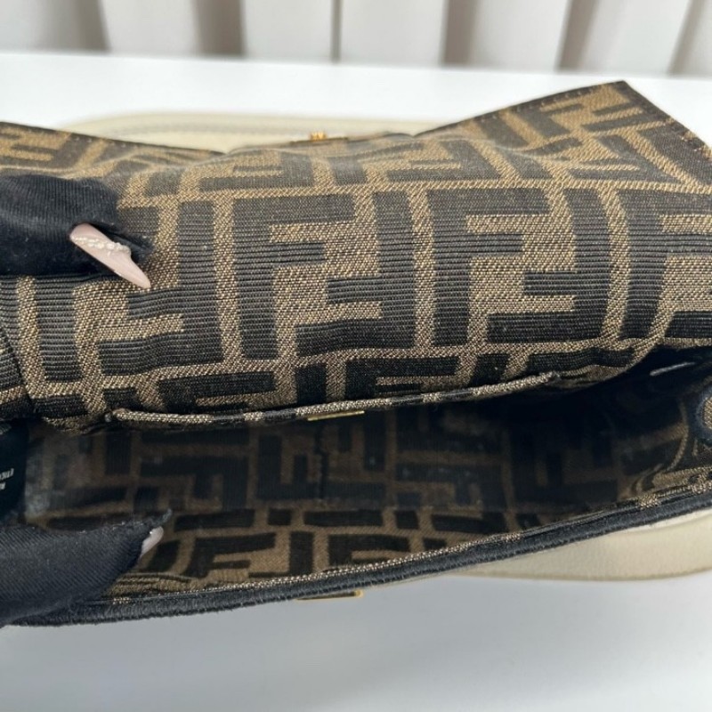 gyj hz zzz FENDI芬迪 Baguette老花迷你法棍鏈條包 高級有質感 日常搭配絕對不會出錯-16