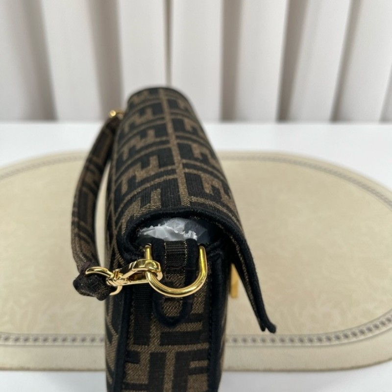 gyj hz zzz FENDI芬迪 Baguette老花迷你法棍鏈條包 高級有質感 日常搭配絕對不會出錯-17