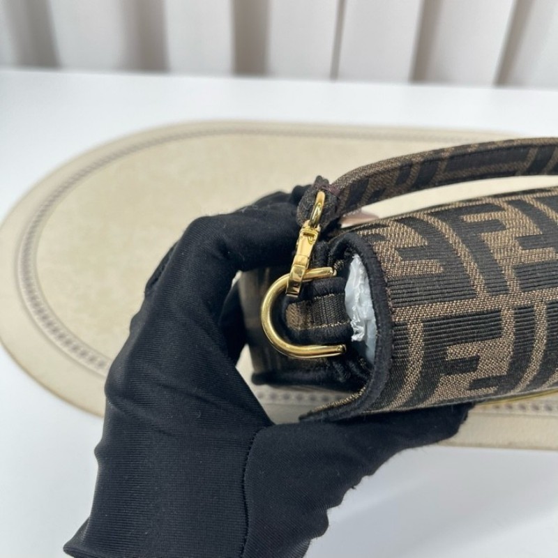 gyj hz zzz FENDI芬迪 Baguette老花迷你法棍鏈條包 高級有質感 日常搭配絕對不會出錯-25