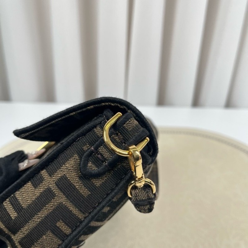 gyj hz zzz FENDI芬迪 Baguette老花迷你法棍鏈條包 高級有質感 日常搭配絕對不會出錯-26