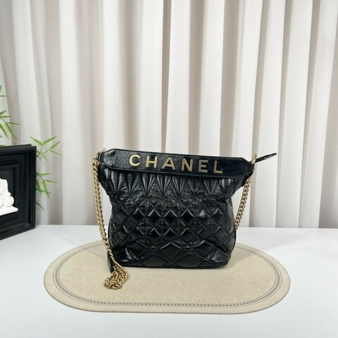 CHANEL香奈兒 28開 黑色嬉皮包 復古小牛皮黑金 字母肩帶款 做舊感酷酷的