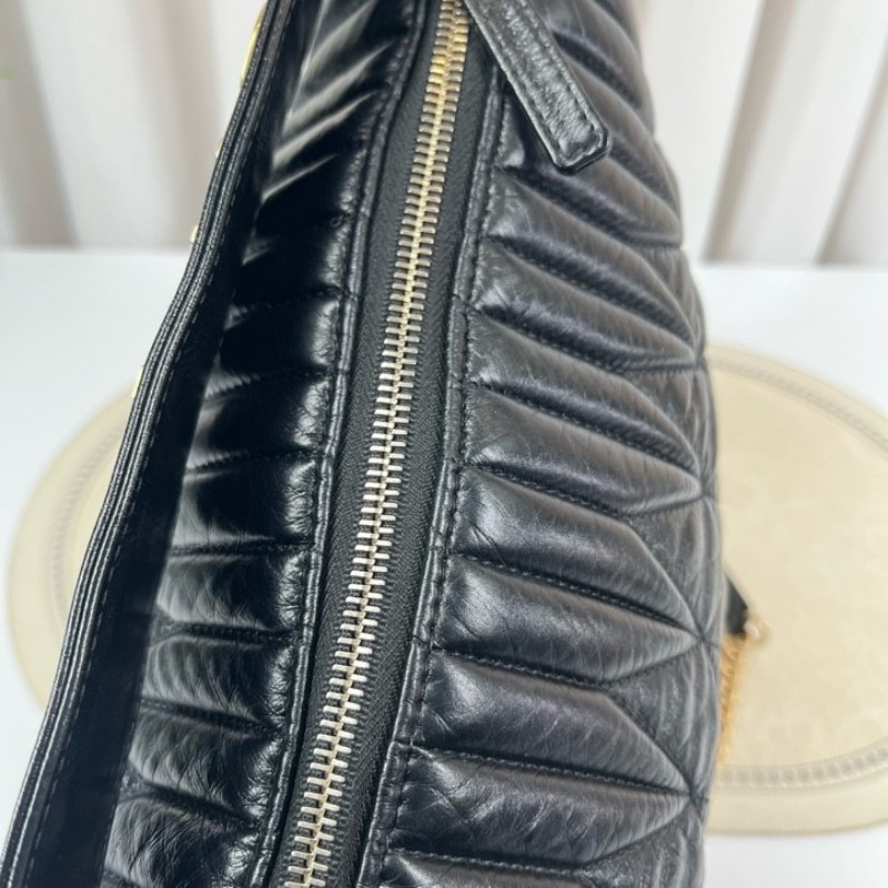 CHANEL香奈兒 28開 黑色嬉皮包 復古小牛皮黑金 字母肩帶款 做舊感酷酷的-19