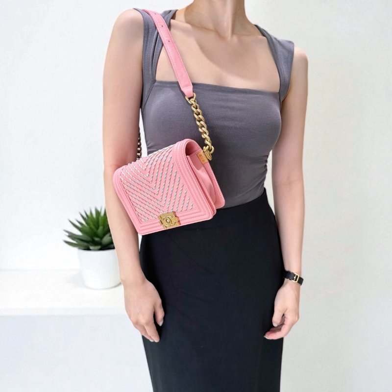 CHANEL粉色山型紋羊皮Boy金釦腰包-0