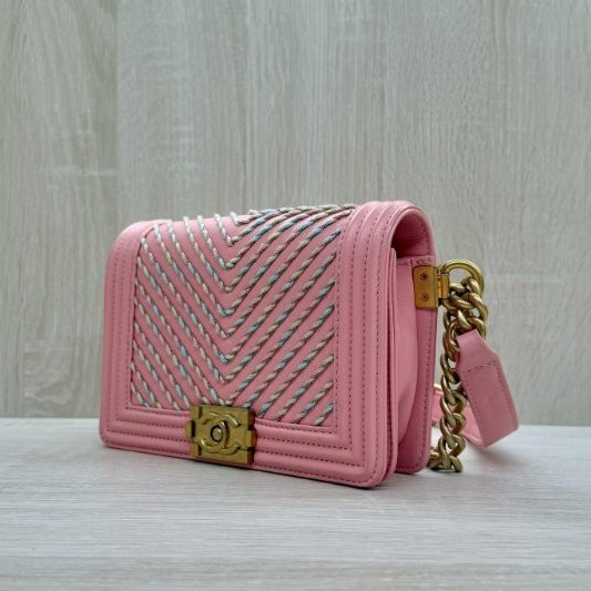 CHANEL粉色山型紋羊皮Boy金釦腰包-1