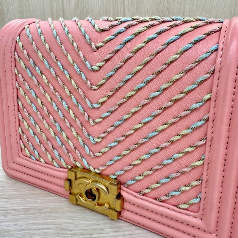 CHANEL粉色山型紋羊皮Boy金釦腰包-3