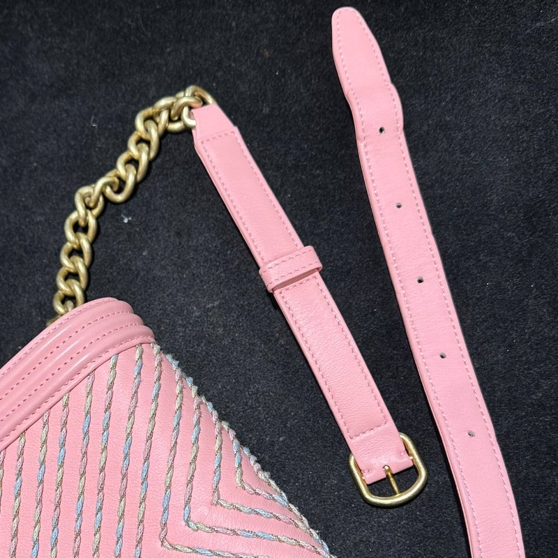 CHANEL粉色山型紋羊皮Boy金釦腰包-4