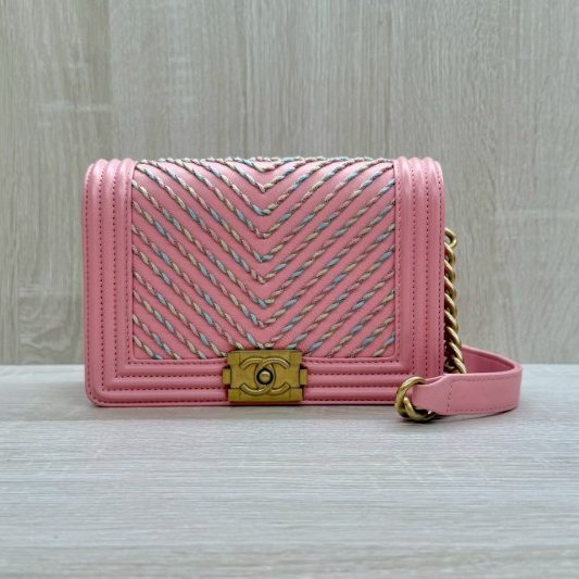 CHANEL粉色山型紋羊皮Boy金釦腰包-5