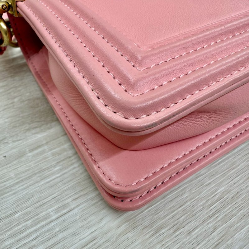 CHANEL粉色山型紋羊皮Boy金釦腰包-9