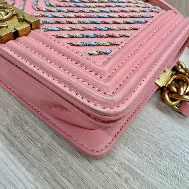 CHANEL粉色山型紋羊皮Boy金釦腰包-10