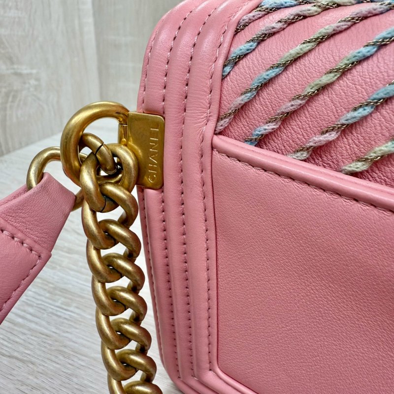 CHANEL粉色山型紋羊皮Boy金釦腰包-12