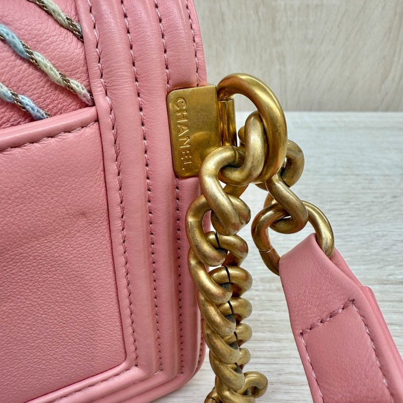 CHANEL粉色山型紋羊皮Boy金釦腰包-13