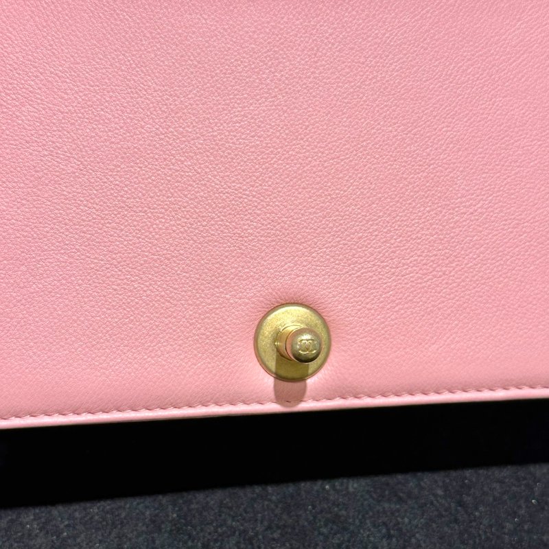 CHANEL粉色山型紋羊皮Boy金釦腰包-15