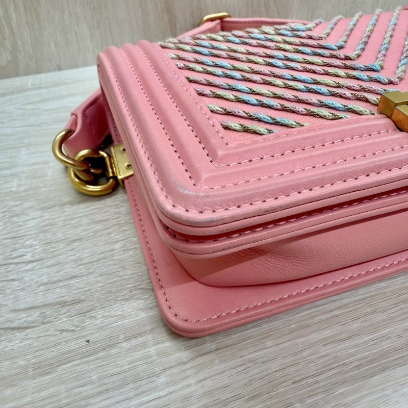 CHANEL粉色山型紋羊皮Boy金釦腰包-17