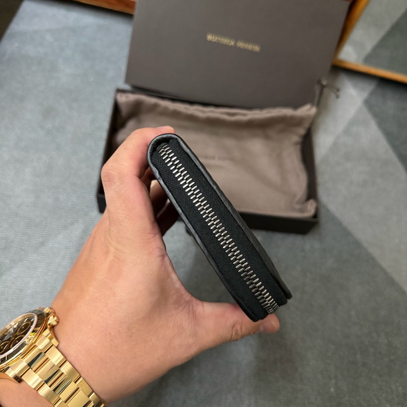 Bv經典黑色編織拉鍊長夾-1