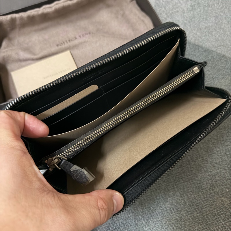 Bv經典黑色編織拉鍊長夾-4