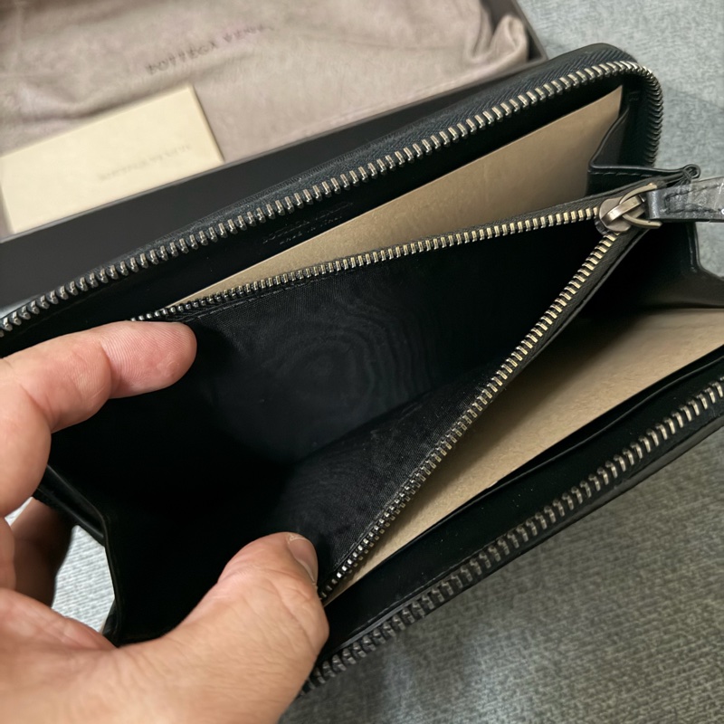 Bv經典黑色編織拉鍊長夾-6