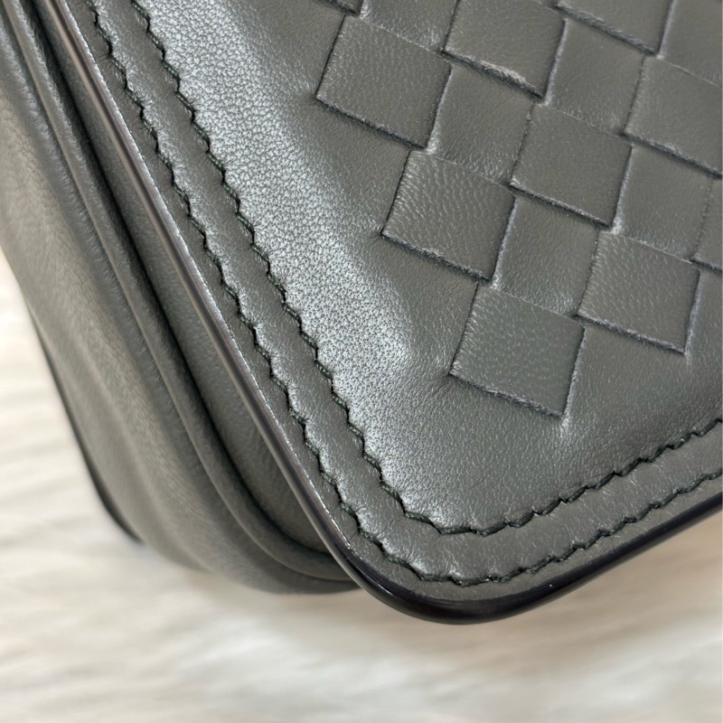 BOTTEGA VENETA BV 鐵灰色 編織 拉鍊 三層 肩背包 斜背包 航空包 郵差包-6