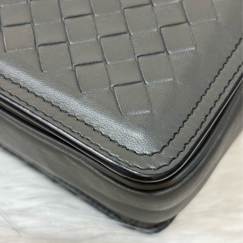 BOTTEGA VENETA BV 鐵灰色 編織 拉鍊 三層 肩背包 斜背包 航空包 郵差包-9