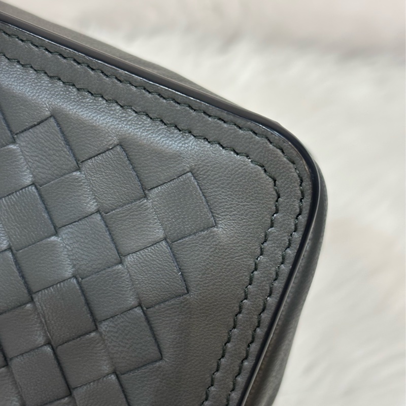 BOTTEGA VENETA BV 鐵灰色 編織 拉鍊 三層 肩背包 斜背包 航空包 郵差包-11