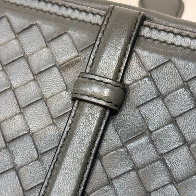 BOTTEGA VENETA BV 鐵灰色 編織 拉鍊 三層 肩背包 斜背包 航空包 郵差包-15