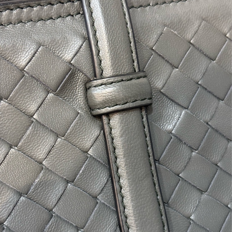 BOTTEGA VENETA BV 鐵灰色 編織 拉鍊 三層 肩背包 斜背包 航空包 郵差包-16